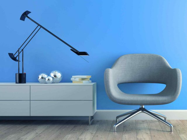 https://designfam.fr/wp-content/uploads/2017/05/image-chair-blue-wall-640x480.jpg